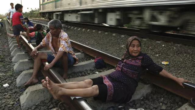 印尼居民沉迷集体卧轨，号称火车铁轨能做电疗，坚信包治百病！