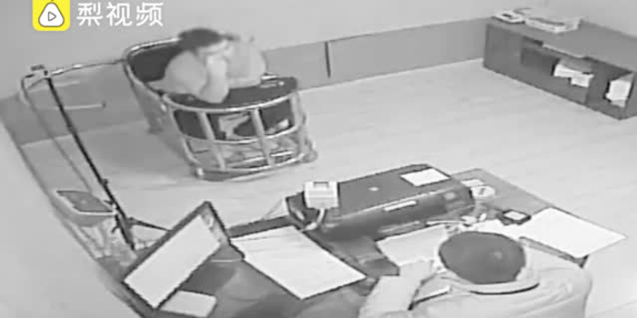 男子列车上酒后占座还搂抱女乘客 被警方依法