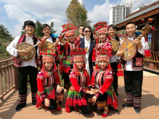 萨顶顶与花腰彝合照