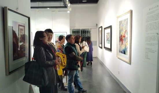 徐浡君绝版版画精品收藏展现场众人参观