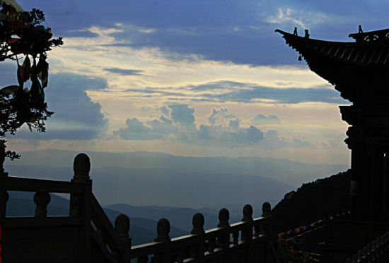 鸡足山金顶寺(图：新浪图库)