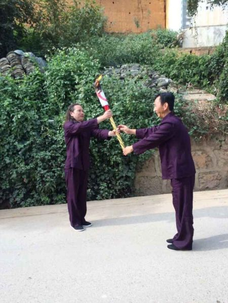 紫陶匠人传递火把