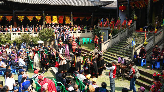 彝族祭祖仪式现场