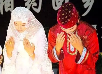举办婚礼仪式的回族男女