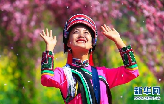 俏也要争春 她在丛中笑