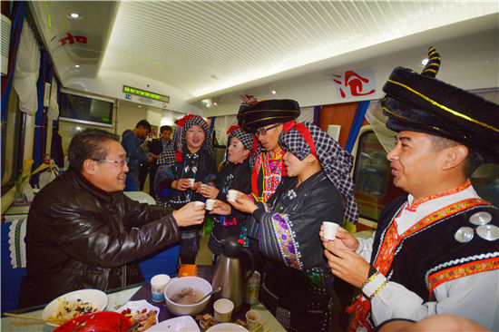 文化使者给旅客唱起酒歌