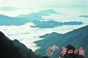 黄山冬季的云海比平时更加奇丽。
