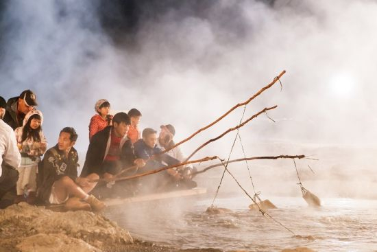 夜晚的“地狱之门”犹如幻境，围坐在“火锅”前煮一池人间美味！