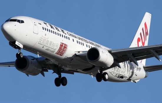 翱翔的中国联航“安顺黄果树”号客机