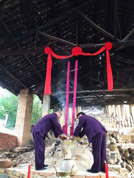 在老龙窑祭窑并点燃龙窑圣火