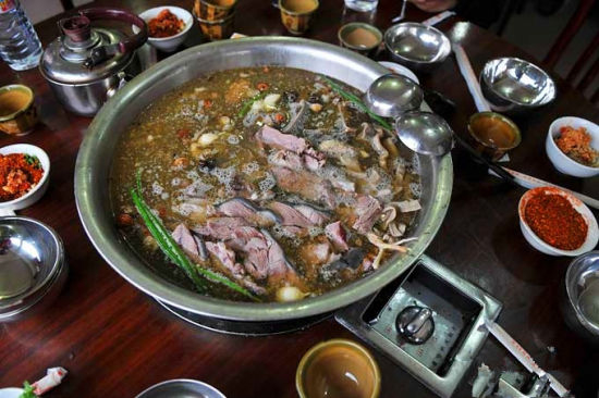 黑山羊火锅(来源：玩转丽江)