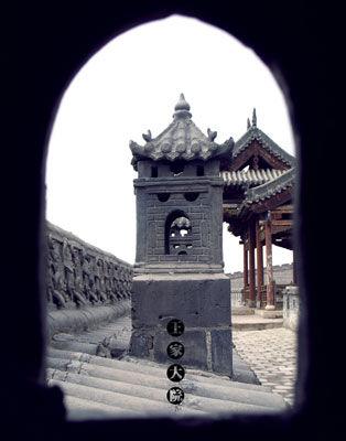拱门虽小，门外却别有洞天。