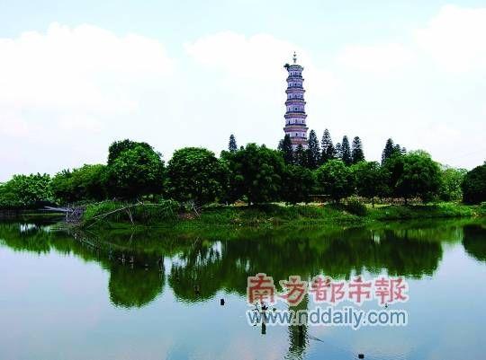  魁岗文塔依然矗立。