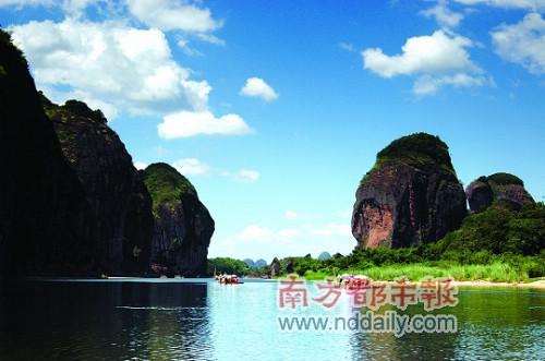 在泸溪河里乘竹筏漂流时，别忘了发挥想象力，看看仙水岩两岸著名的十景。