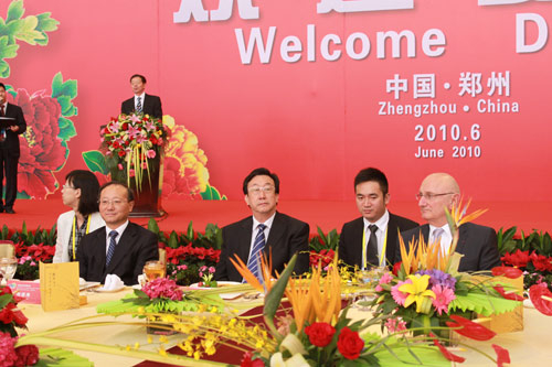 河南省省长郭庚茂(左二)，国家旅游局局长邵琪伟(左一)，世界旅游业理事会总裁鲍姆加藤(右一)等贵宾出席世界旅游城市市长论坛欢迎晚宴。