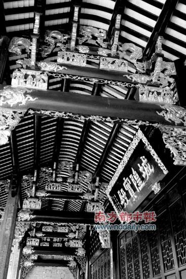 城隍庙外部走廊上饰有鎏金木刻。