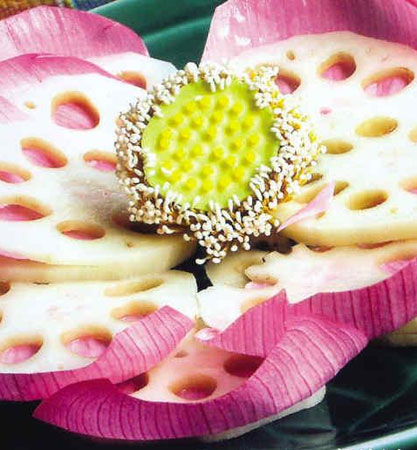 愿大家都能在荷花仙子的相伴下，消一夏暑热，添一席清凉