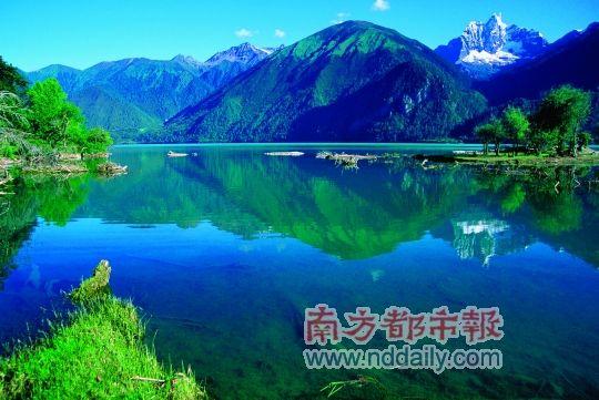林芝的巴松湖，湖水清澈。