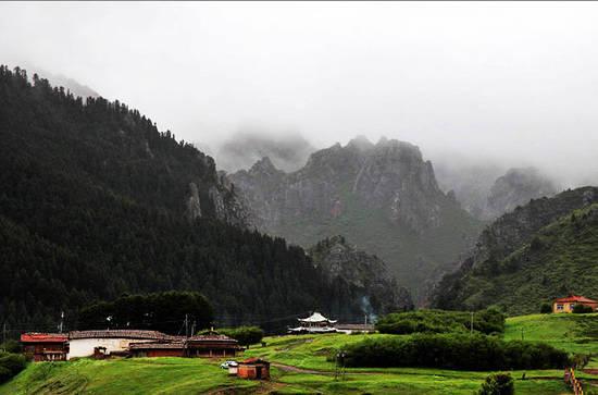 雨后的郎木寺连绵青山，云雾缭绕，却别有一番韵味