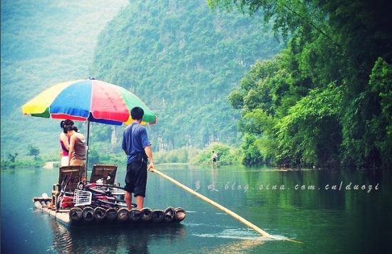 新浪旅游配图：坐竹筏游漓江 摄影：多吱
