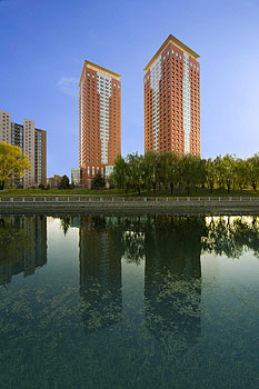 上东盛贸：东四环宵云桥边比邻的两座高楼