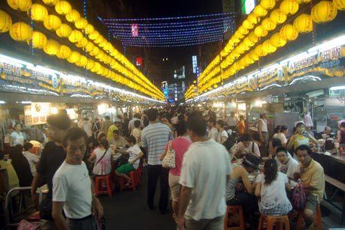 人头攒动的夜市