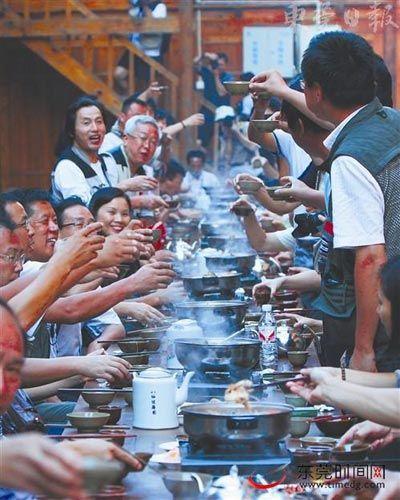 当地有名的苗家长桌宴，多达100多人同时就餐，觥筹交错，无比欢乐