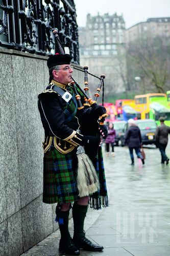 爱丁堡王子大街上，苏格兰人吹奏一曲风笛激昂
