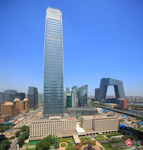 以高达330米主塔楼夺得“京城第一高楼”称号的国贸大厦。
