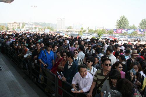 游人有序排队