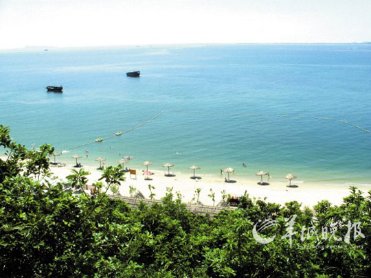 在放鸡岛细软的沙滩上，有各种娱乐项目。