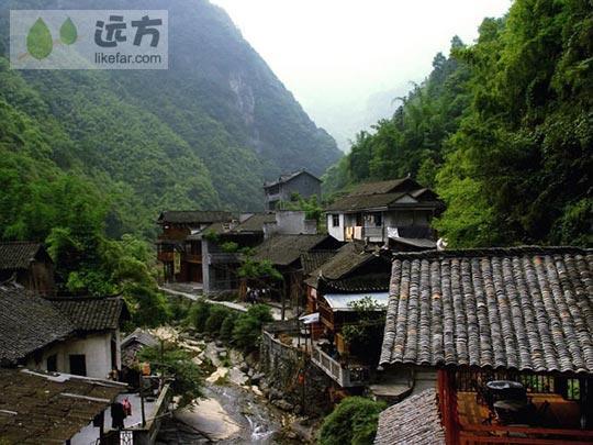 峡谷中的苗寨