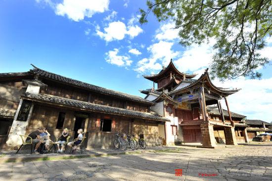 沙溪寺登街，几个老外在晒太阳