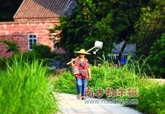 午后的古村，村民走过更显宁静。