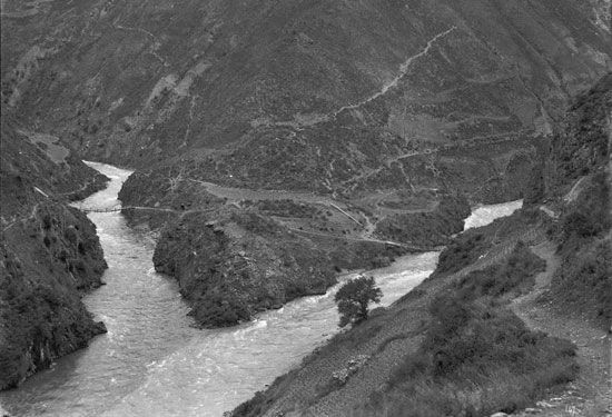 小金河猛固桥和马鞍桥 摄于1908.06.27