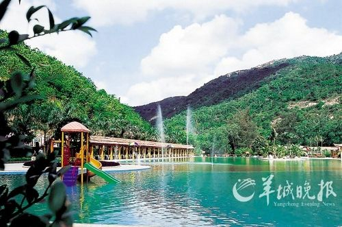 逍遥谷山青水逸，竹溪清浅，还有南太平洋风情天然山水游泳池，是都市人的度假胜地之一(由中山旅游局提供)