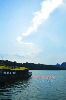 游七星岩，可坐游船过去，一路风光无限。