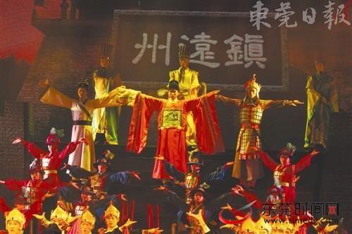 大型歌舞剧《古韵镇远》运用现代舞美手段，向观众呈现了镇远深厚的历史人文画卷