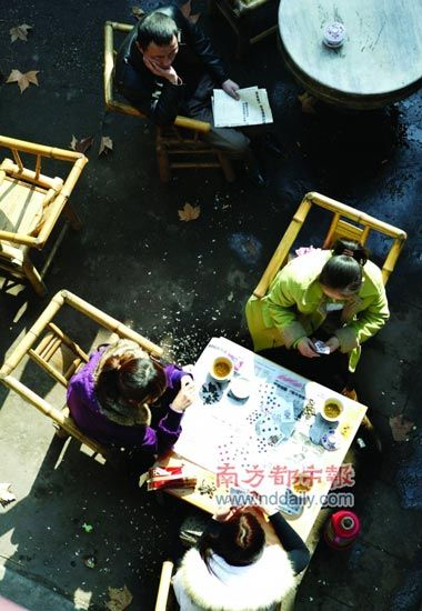 找一个地方，喝茶、打牌、晒太阳。IC供图