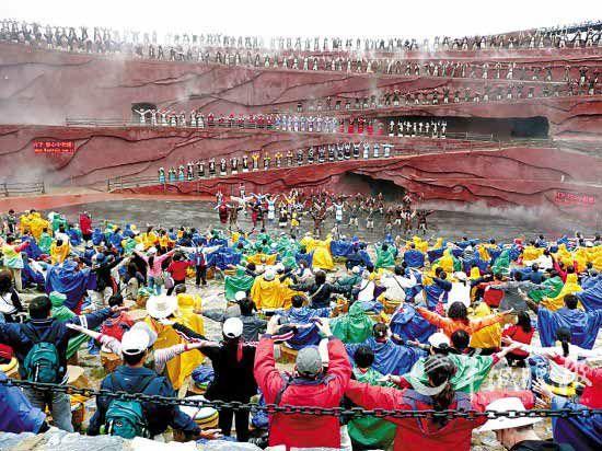 在玉龙雪山，观众正在跟随大型实景演出《印象·丽江》的演员一同祈福。