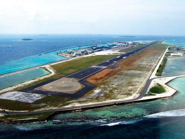 填海建造的机场几近面临被淹没的命运