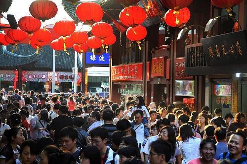 豫园城隍庙的热闹场面。