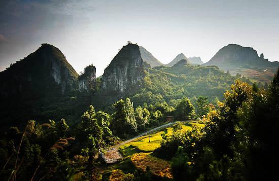 远山的峰群