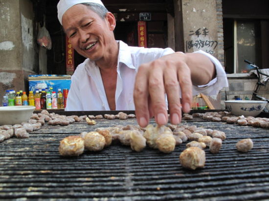 新浪旅游配图：建水有名的烤豆腐 摄影：播出前的日子