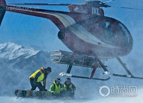 滑雪者被直升机送到山顶，场面如同空降特种兵。