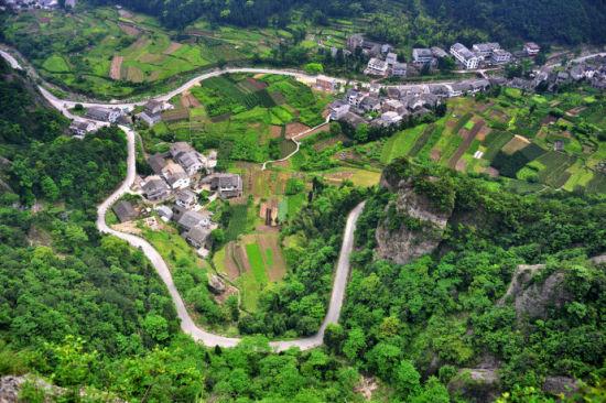 站在山上俯瞰山下