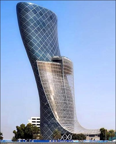 阿联酋首都阿布扎比在建的“首都门”(Capital Gate)已经被吉尼斯世界纪录认证为“世界上最斜的人造塔”，它的倾斜角度是意大利著名的比萨斜塔的4倍