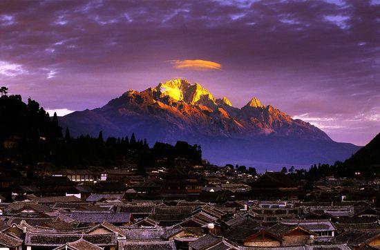 玉龙山下的古城风景