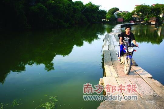 进入璜矶村要通过一座窄窄的石桥，如今这种石桥在珠三角已经很罕见了。