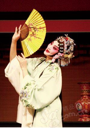 演员扮演的杜丽娘在九朝会的戏台上